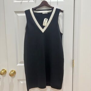 Black Sleeveless V-Neck Dress